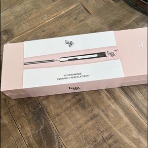 NIB L’ange Le Ceramique 1 pass flat iron